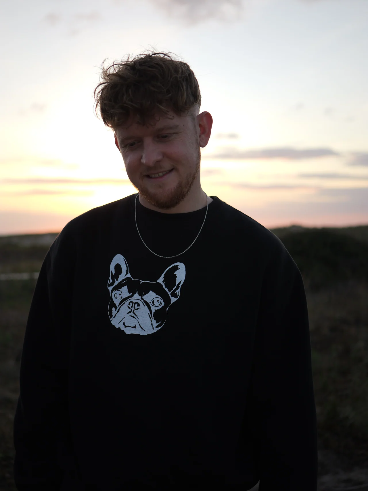 Portret van een man onder een zachtgekleurde avondlucht